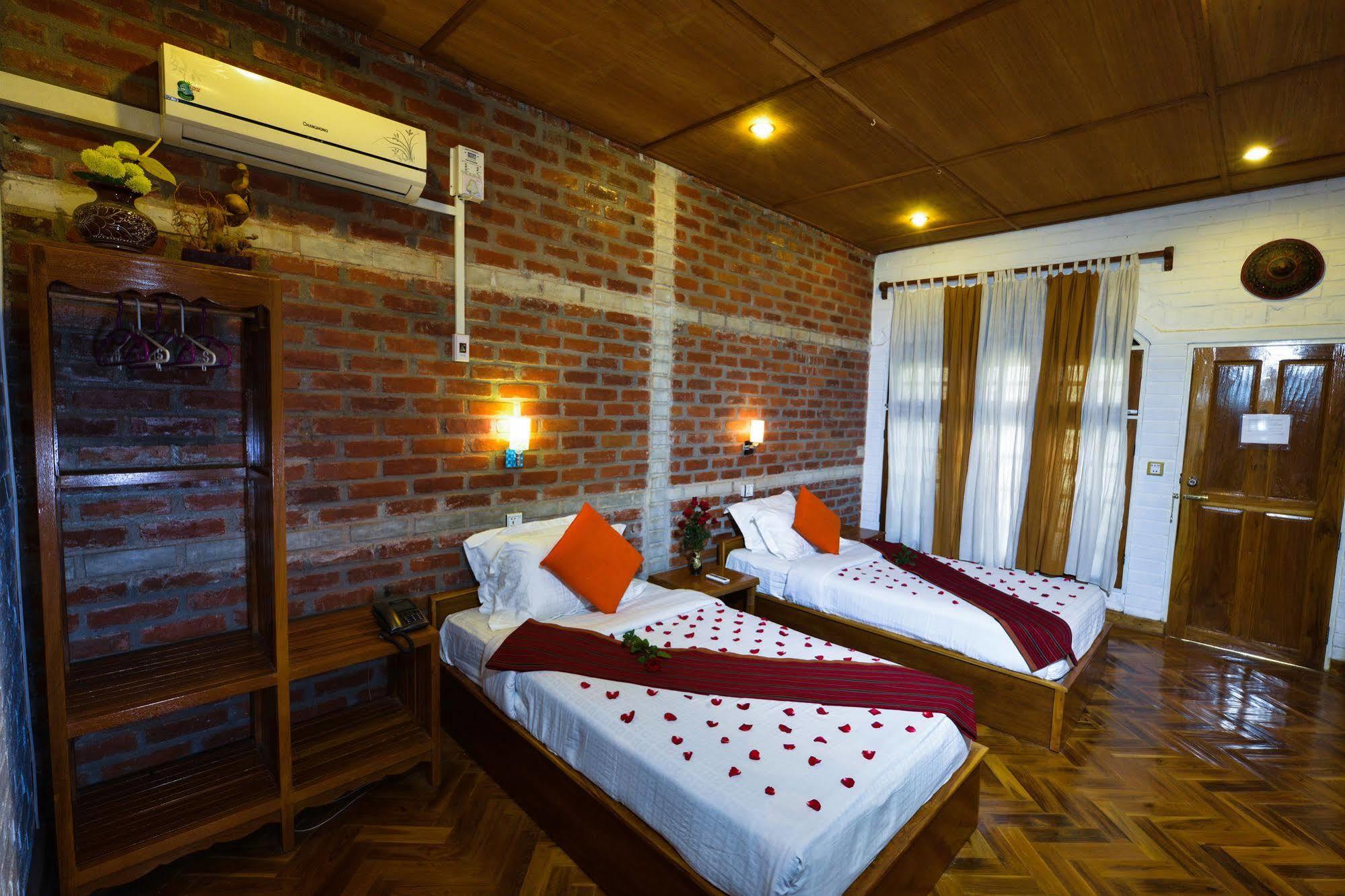 Teak Wood Hotel Nyaung Shwe Buitenkant foto