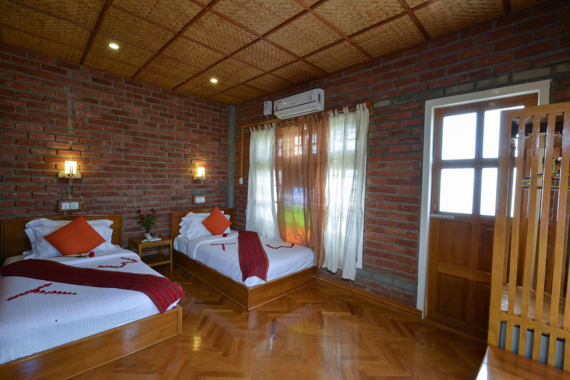 Teak Wood Hotel Nyaung Shwe Buitenkant foto